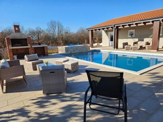 ISTRIA, ŠTOKOVCI - Bella casa a un piano con piscina, ampio cortile e sala giochi