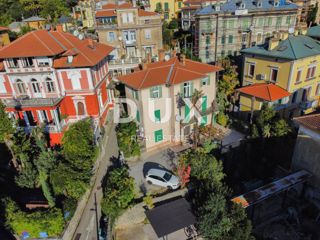 OPATIJA, CENTRO - appartamento su due piani in una villa storica a soli 50 metri dal mare nel centro di Opatija, parcheggio