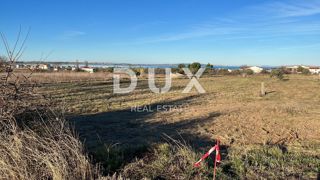 ZADAR, VRSI - Terreno edificabile interessante per l'edilizia! 4069 m2!