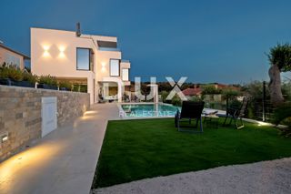 DALMAZIA, ISOLA DI PAG - Casa di architettura moderna con piscina a 50 metri dal mare