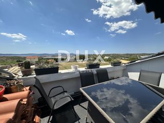 ZADAR, CRNO - Spazioso appartamento con terrazza e vista mare!