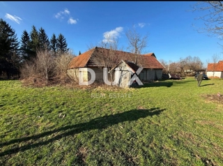 LAPAT, PLAŠKI – Proprietà rurale tradizionale (casa e quattro annessi) pronta per la ristrutturazione con grande potenziale, a 40 km dai laghi di Plitvice!
