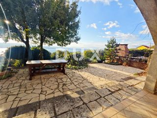 CRIKVENICA - Casa ristrutturata con due appartamenti, vista panoramica!