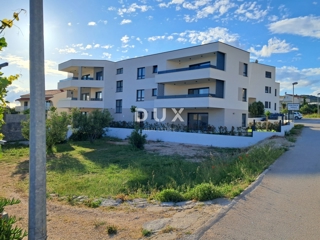 ŠIBENIK, VODICE - Appartamento al primo piano con terrazza e 2 posti auto