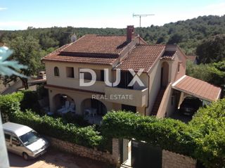 MALI LOŠINJ, ARTATORE - Casa con tre appartamenti e sviluppo turistico