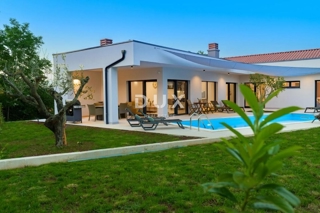 ISTRIA, ROVIGNO - Nuova casa moderna a un piano situata in un ambiente tranquillo