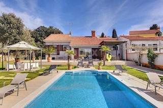 ISTRIA, SANDY BAY Bella villa con ampio giardino e piscina - PRIMA FILA SUL MARE !!