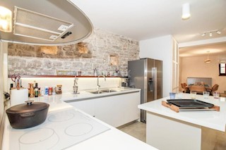 ISTRIA, BALE Bella casa in pietra con dettagli architettonici moderni!