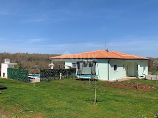 ISTRIA, UMAG - Casa al piano terra con piscina in posizione tranquilla