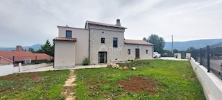 ISTRIA, KRŠAN - Bella casa in pietra con vista sull'Učka