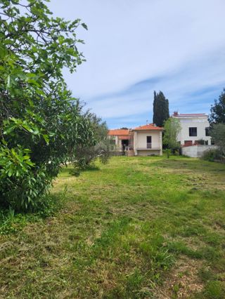 BIOGRAD NA MORU - Una rara opportunità: una casa con un grande terreno nel cuore di Biograd na Moru