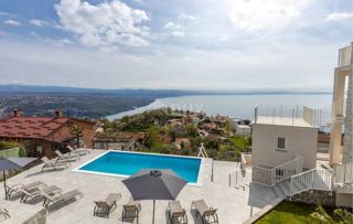 OPATIJA, BREGI - appartamento al piano terra 153m2, DB+3S con vista panoramica sul mare e piscina