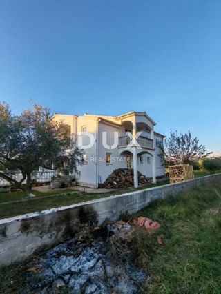 ZADAR, VRSI - Casa con un grande appartamento, tre appartamenti e un ampio cortile con ulivi!