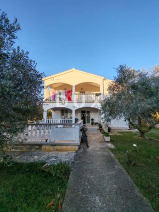 ZADAR, VRSI - Casa con un grande appartamento, tre appartamenti e un ampio cortile con ulivi!