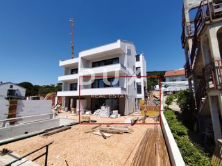CRIKVENICA, DRAMALJ - Appartamento su due piani con piscina in un nuovo edificio a soli 300 metri dal mare!