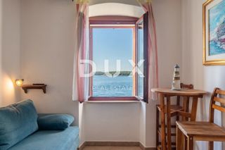 ISTRIA, ROVIGNO - Appartamento con 1 camera da letto e 1 bagno situato in prima fila sul mare con spiaggia privata