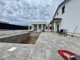 DRAŽICE - Casa moderna con piscina riscaldata e posizione tranquilla!