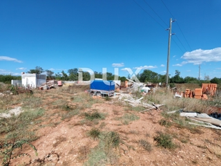 ZADAR, NINSKI STANOVI - Terreno con permesso di costruzione per una villa con piscina e un edificio ausiliario!