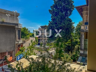 ABBAZIA, CENTRO - lussuoso appartamento in un nuovo edificio con terrazza e garage a soli 80 metri dalla spiaggia e dalla famosa via principale