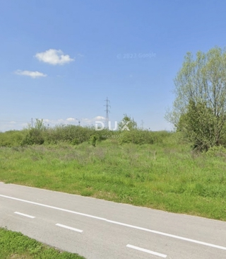 PUHOVO - Terreno edificabile per scopi commerciali