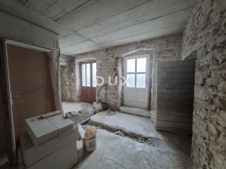 ISTRIA, BALE - casa e edificio ausiliario nel centro