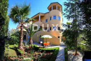 ZARA, BORIK - OCCASIONE! Villa con 4 spaziosi appartamenti e vista mare!