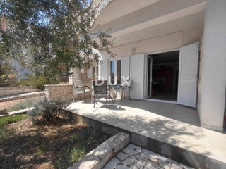 ISTRIA, DUGA UVALA - Appartamento di 75 m2 al piano terra con terrazza a soli 520 metri dal mare! OCCASIONE!