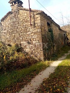 ISTRIA, BUZET - Casa in pietra in rovina nel cuore della natura