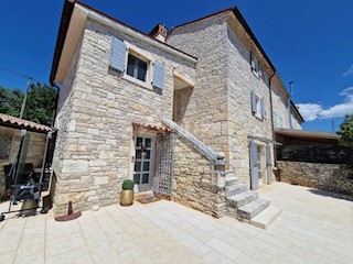 ISTRIA, SVETVINČENAT - Casa istriana in pietra con un appartamento aggiuntivo in una posizione tranquilla