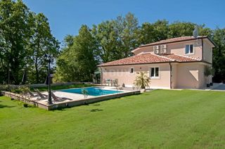 ISTRIA, TINJAN - Casa con piscina ai margini del villaggio