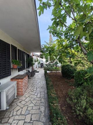 ISTRIA, PULA - Una casa con due appartamenti e giardino vicino al centro! Possibilità di credito!