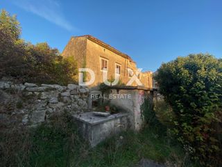 RIJEKA, DRENOVA - casa indipendente + due edifici a corte + cortile + 2.997 m2 di TERRENO EDIFICABILE! OPPORTUNITÀ!