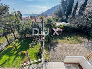 OPATIJA, MOŠĆENIČKA DRAGA - primo piano di una casa divisa in 3 appartamenti a soli 500 metri dalla spiaggia, ottimo investimento per la ristrutturazione