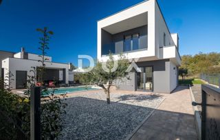 ISTRIA, PARENZO - Casa di architettura moderna con piscina