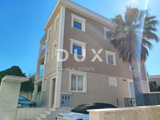 ISOLA DI PAG, NOVALJA, CENTRO - casa indipendente con tre appartamenti e piscina
