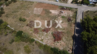 ZADAR, VRSI - Terreno edificabile 717 m², infrastrutture adiacenti al terreno!