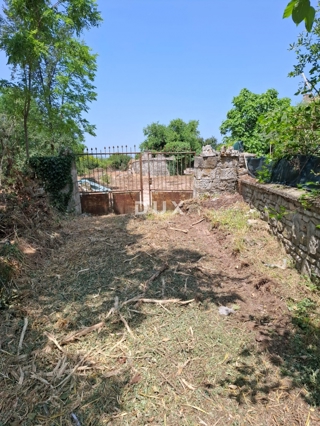 ISTRA, BALE – terreno edificabile di 7.800 m² con tre case in pietra e potenziale eccezionale