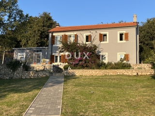 KOSTRENA – casa recentemente ristrutturata con giardino e vista panoramica sul mare