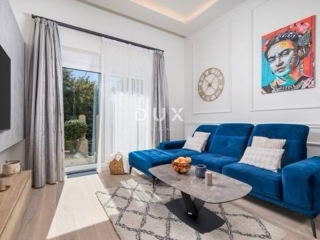 OPATIJA, CENTRO - Appartamento ristrutturato di recente con 2 camere da letto + soggiorno e giardino, OCCASIONE!