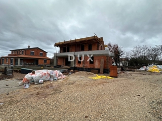 ISTRIA, PARENZO - Casa in costruzione con piscina nella zona