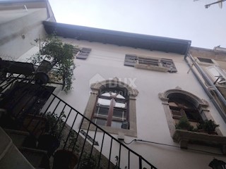 ISOLA DI CRES - edificio residenziale e commerciale nel vecchio nucleo