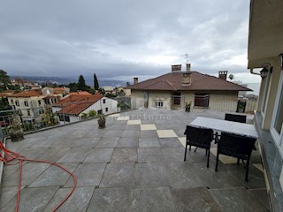 OPATIJA, CENTRO - Appartamento in villa austro-ungarica con parcheggio