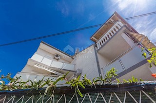 ISOLA DI KRK, MALINSKA - Casa bifamiliare con 4 appartamenti e vista mare