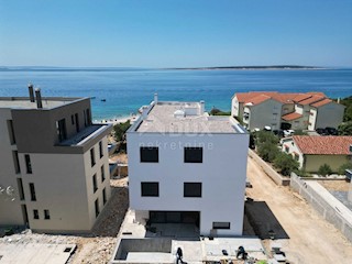 PAG, MANDRE - appartamento su tre piani, 2° FILA AL MARE!!! 190m2 con vista mare e piscina + ambiente