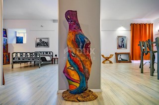 ZADAR, PENISOLA - Un appartamento con una firma artistica nel centro