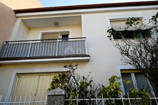 ISTRIA, POLA Una casa con due appartamenti e un cortile! Potenziale per la costruzione!