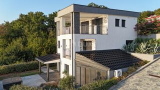 ISOLA DI KRK, OMIŠALJ - 25 metri dal mare! - Casa con due appartamenti con accesso alla spiaggia stessa!