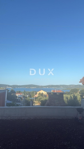 ZADAR, SVETI FILIP I JAKOV - Nuovo edificio completamente arredato con 220 m2 di giardino e vista mare!