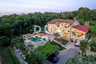 ISTRIA, PARENZO - Spaziosa casa con piscina ai margini del villaggio