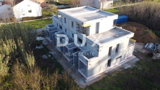 ZARA, PRIVLAKA - Appartamento su due piani con giardino privato a 3 minuti a piedi dalla spiaggia sabbiosa! F